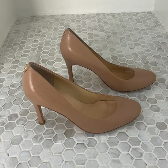 Ivanka Trump Janie Pumps Size 9.5 in Beige Leather - Picture 2 of 7